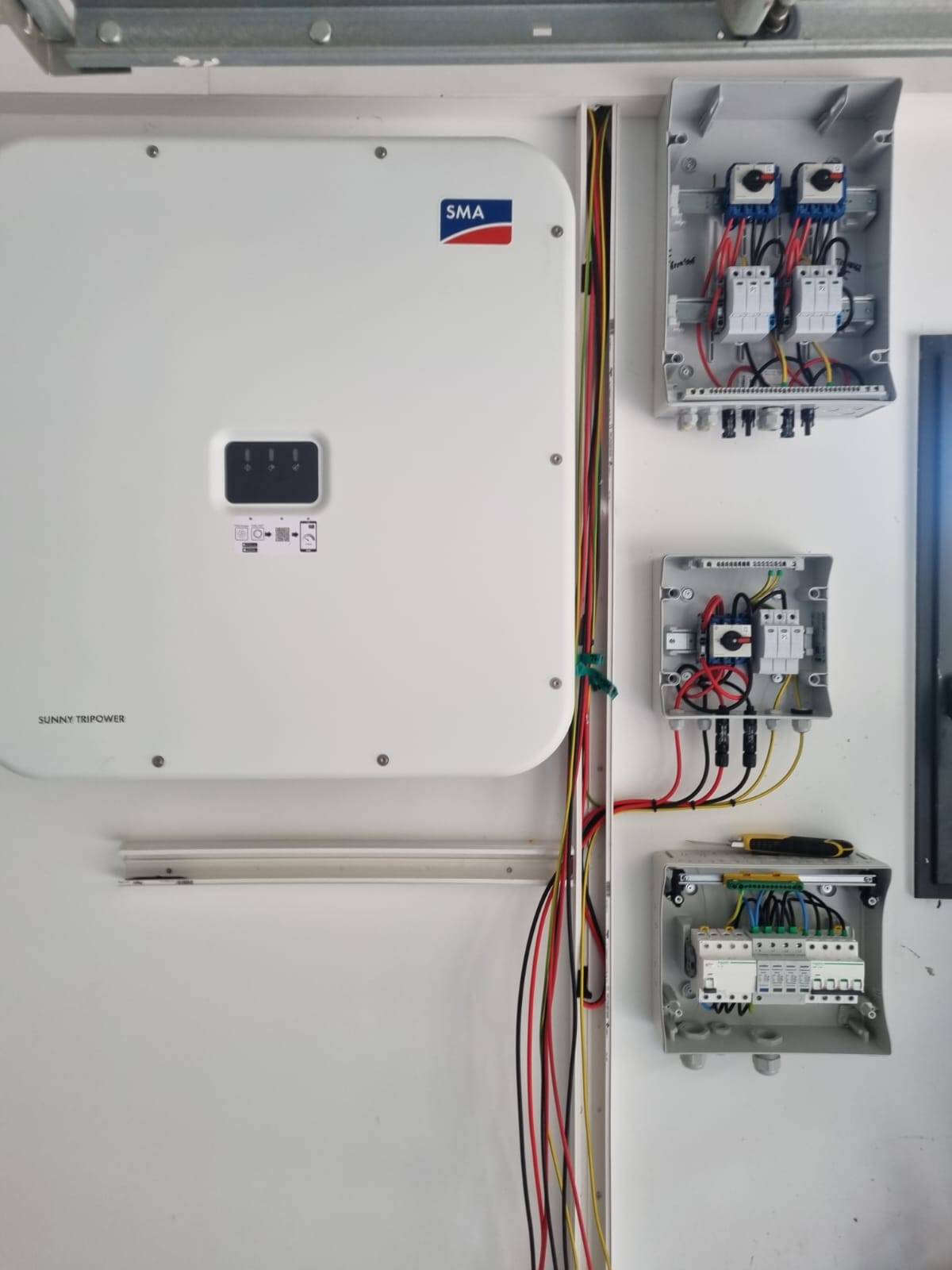 Configuration et cablage d'une installation photovoltaique a frejus dans le var 