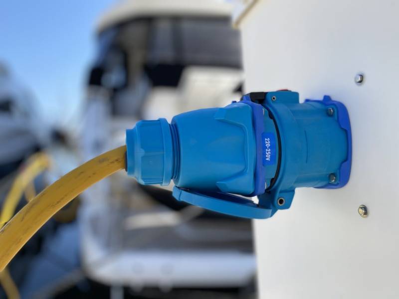 Borne électrique de quai de port