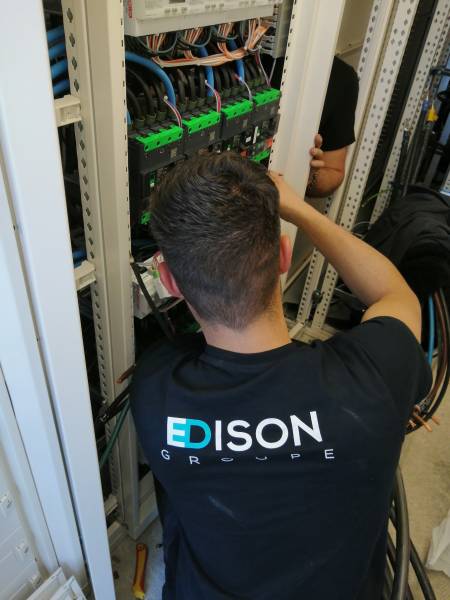 Edison Groupe est un leader reconnu dans le secteur de l'électricité, offrant des solutions innovantes et fiables pour les besoins professionnels, industriels, tertiaires, portuaires et photovoltaïques.