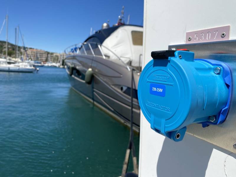 Prise marechal sur le quai du port d'antibes 