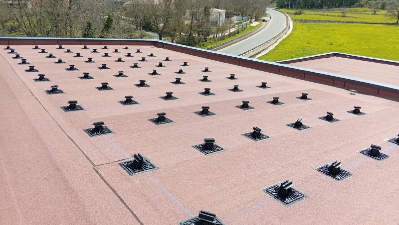 Installation des fixations SOPRASOLAR pour panneaux photovoltaïques dans le Var - EDISON GROUPE