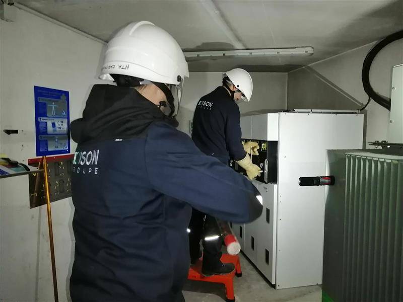 Edison Groupe est un leader reconnu dans le secteur de l'électricité, offrant des solutions innovantes et fiables pour les besoins professionnels, industriels, tertiaires, portuaires et photovoltaïques.