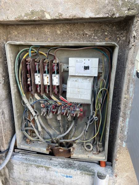 Rénovation armoire électrique port de plaisance AVANT  - Var - EDISON GROUPE